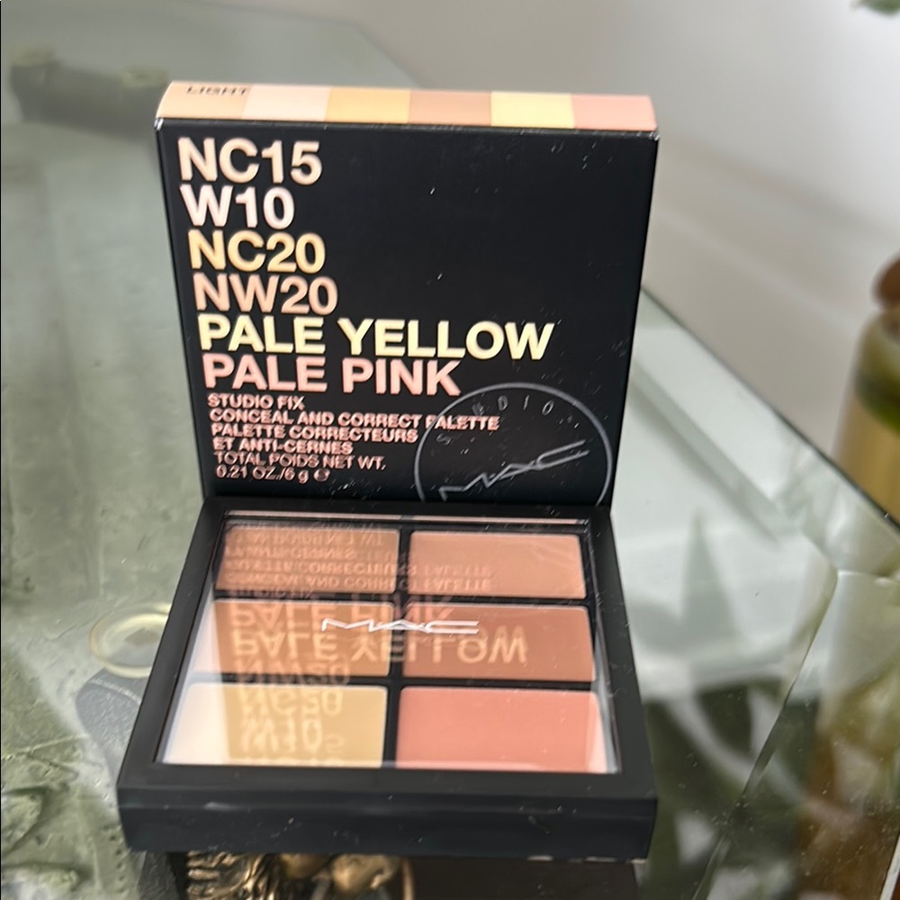 MAC Studio Fix Conceal & Correct Palette in Light